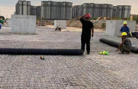 宜宾土工格栅铺设前地基要怎么处理?